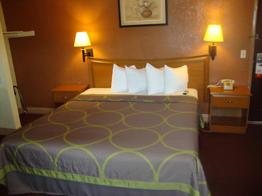 Super 8 By Wyndham Azusa Ngoại thất bức ảnh
